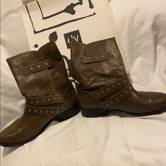Brand New Dolce Vita Taupe Leather Boots - Size 9 - Picture 4 of 4